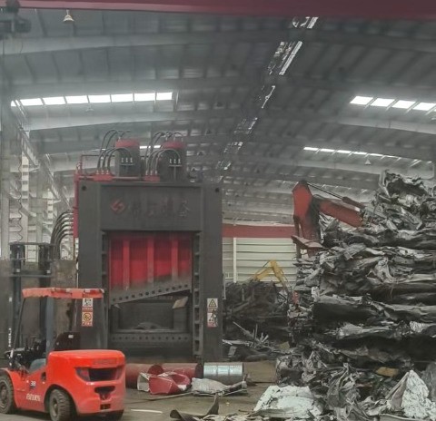 路友重型廢鋼液壓剪與2000馬力破碎線設(shè)備聯(lián)動運(yùn)行